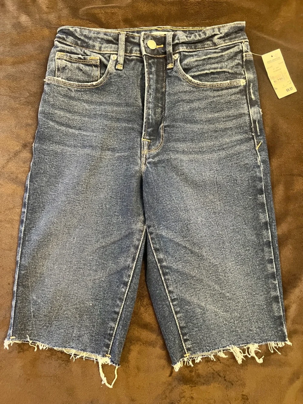 Good American The Bermuda High Rise Distressed Denim Shorts Size 4/27, New - Picture 1 of 7